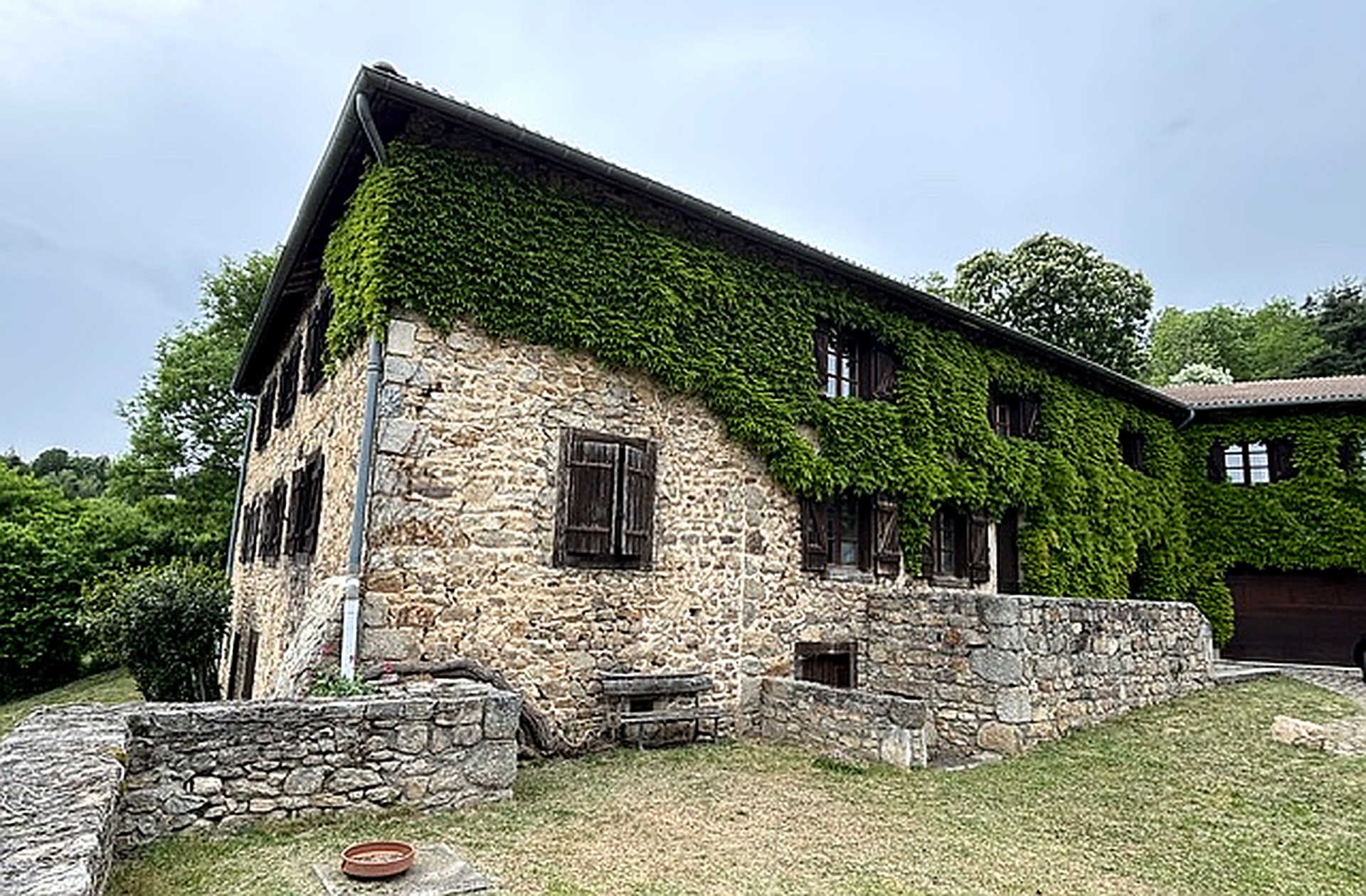 Façade en pierre du Domaine des Angély