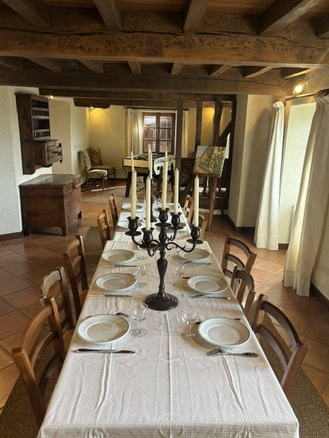 Salle à manger avec baby-foot au fond